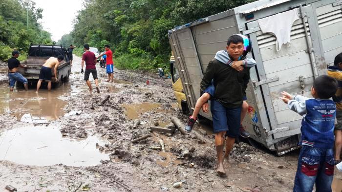 LIHATLAH... Jalan di Pulau Rupat Ini Rusak Parah, Sulit Dilalui