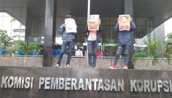 Demo Pemuda Riau di Jakarta Berujung  Serahkan Tikus Pada KPK
