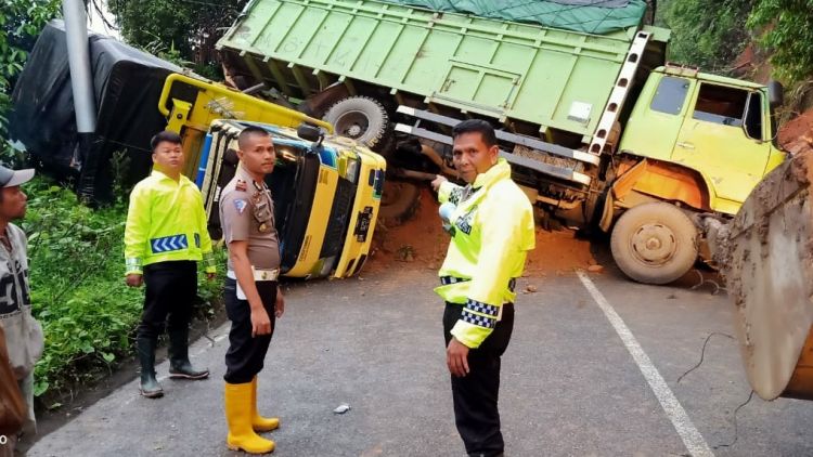 Longsor di Koto Alam-Limapuluh Kota, Tiga Unit Mobil Tertimbun, Jalan Lintas Sumbar Riau-Putus