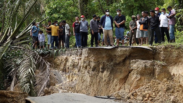 Jalan Lubuak Botuang Longsor, Bupati Instruksikan PUPR Bangun Jalan Alternatif 