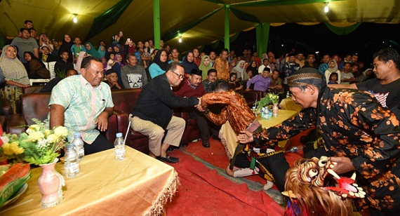 Kuda Lumping dan Tari Piring Meriahkan Malam Pagelaran Budaya HUT Kampar Ke- 68  