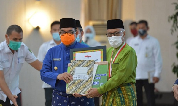 Pemprov Riau Berikan Penghargaan Kepada 12 Tokoh dan Pejuang Daerah  Tahun 2020
