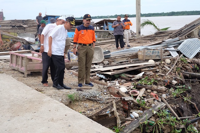 BPBD Dampingi Sekdaprov Riau Tinjau Lokasi Longsor di Inhil