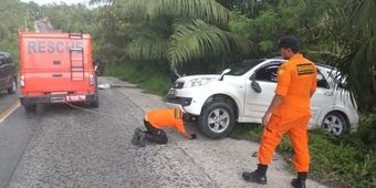 Hindari Tabrakan, Mobil Terbalik di Jalan Lintas Riau-Sumut, Begini Kondisi Penumpangnya 