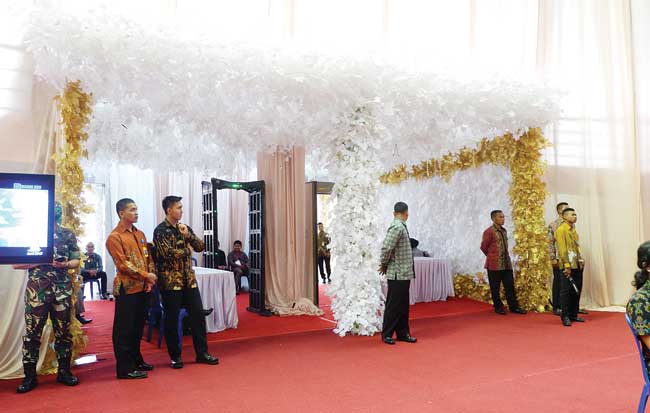 TERLALU... Dekorasi Dibongkar saat Jokowi Datang, Pesta Pernikahan Fitri Nyaris Berantakan