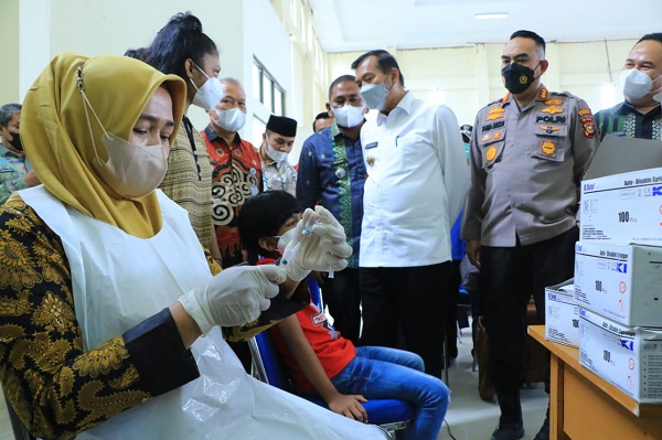 Firdaus Tinjau Pelaksanaan Gerakan 1 Juta Vaksinasi  di Gedung Guru Jalan Rambutan