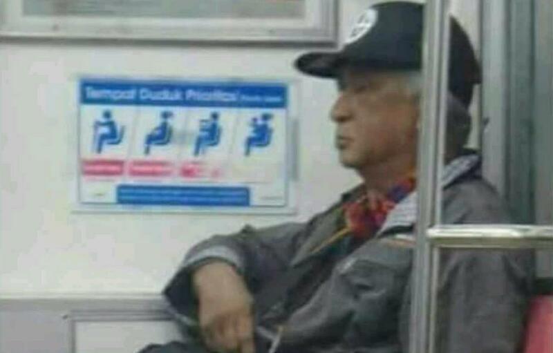 HEBOH...Ada Foto Pria Mirip Soeharto di KRL, Banyak yang Penasaran, Siapa Dia?