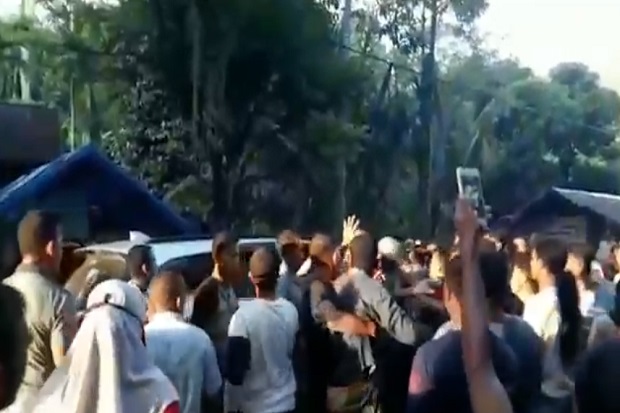 Mencekam! Marah karena Tak Terima Bantuan, Ratusan Warga Kepung Kepala Desa dan Rusak Kantornya