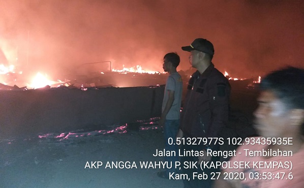 Kebakaran Hebat di Kempas, 20 Kios  Hangus Bersama Mobil dan Motor