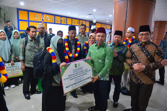 Gubernur RIau Sambut Ketibaan Kafilah STQN Riau di Bandara SSK II