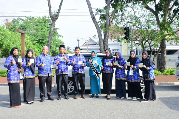 Bunda PAUD Kampar Sosialisasikan Wajib Belajar 13 Tahun, Bagikan Stiker Edukasi Kepada Masyarakat