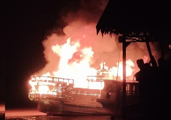 Kapal Pengangkut  160 Ton Kelapa Terbakar di Sungai Salak Indragiri Hilir, Kerugian Ditaksir Rp700 Juta