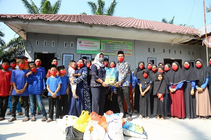 Awali Ramadan, Ketua TP PKK Riau Bagikan Sembako dan Masker