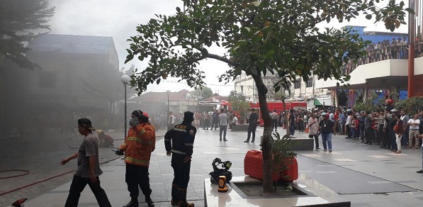 Mal Mandau City di Duri Terbakar, Asap Hitam Membumbung dari Areal KFC