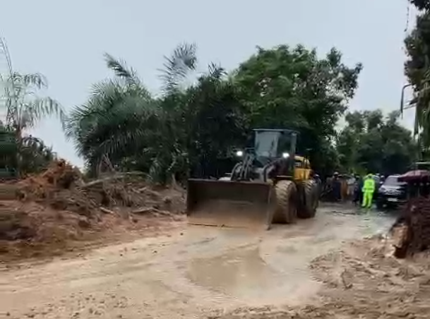 Polsek Singingi Langkah Cepat Tangani Longsor di Kebun Lado