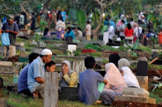 Minta Umat Islam Tak Ziarah Kubur, MUI: Jika Ingin Ziarah Juga Lakukan Sesuai Protokol Kesehatan