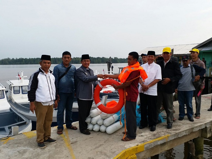 Bupati HM Wardan Serahkan Bantuan 10 Unit Kapal Motor Fiber Kepada Nelayan di Inhil