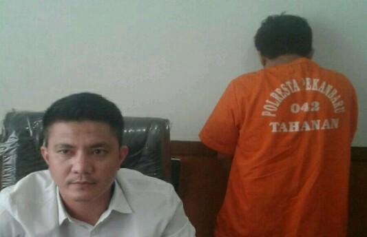 PNS NYAMBI JADI MAKELAR HONORER....Untuk Tutup Hutangnya, Pria ini  Jadikan 70 Orang Warga Riau Sebagai Korban...