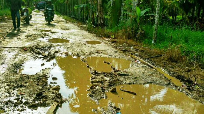 RUSAK PARAH...Masyarakat Minta Pemkab dan Kontraktor Perbaiki Jalan Sungai Luar-Teluk Pinang