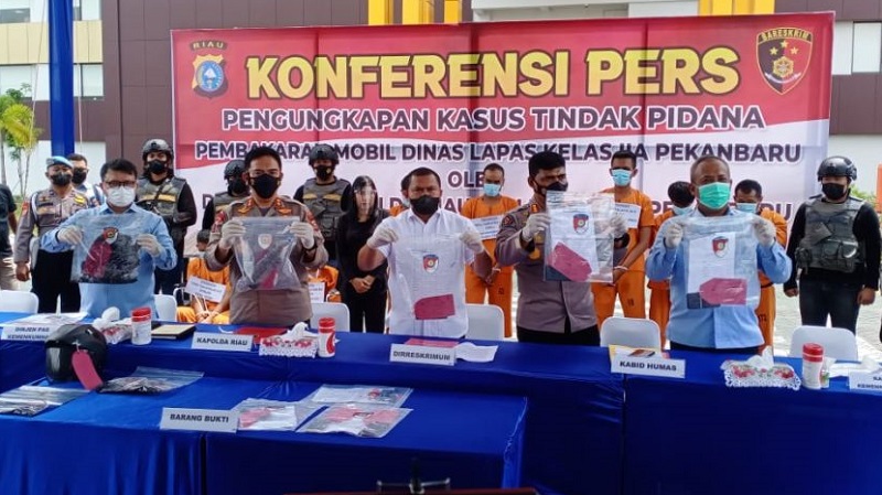 Polisi Tangkap 8 Terduga Pelaku Pembakaran Mobil Dinas Kepala Keamanan Lapas Pekanbaru, Ternyata Mereka...