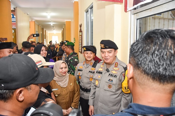 Pastikan Kesiapan TPS, Bupati Kasmarni Dampingi Kapolda Riau ke Rupat