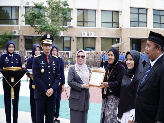 Hari Pehubungan Nasional, Wakil Bupati Kampar Serahkan Penghargaan kepada Beberapa Sekolah