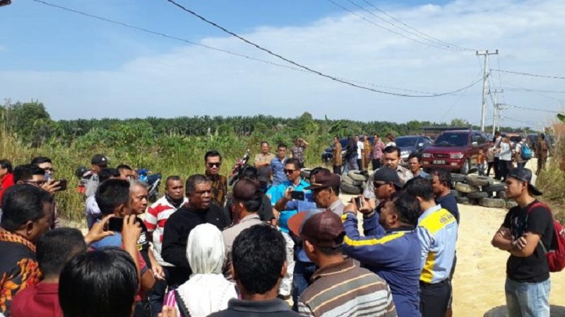 PANAS...Tolak Waterpark Labersa di Duri, Warga Blokir Jalan Masuk, 'Tabrak Saya Kalau Mau Masuk'
