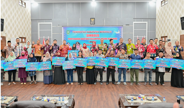 Bupati Bengkalis Serahkan Bantuan Untuk 17 KUBE di Empat Kecamatan