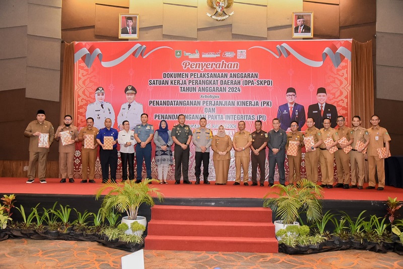 Serahkn DPA SKPD 2024, Bupati Kasmarni Ingatkan Untuk Selalu Pelajari dan Pahami