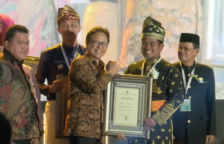 Kota Sehat 2023, Bupati Pelalawan Terima Swasti Saba Padapa dari Menteri Kesehatan