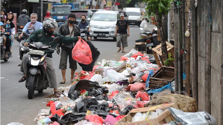 Penindakan Oknum Buang Sampah Sembarangan di Pekanbaru Masih Berlanjut