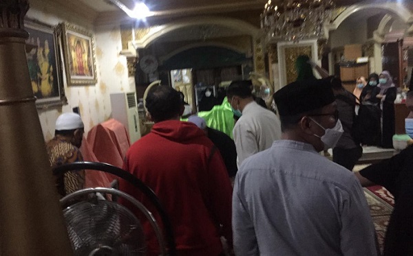 Massa Penuhi Kediaman  Ingin Melayat dan ikut Salatkan Almarhum Herman Abdullah