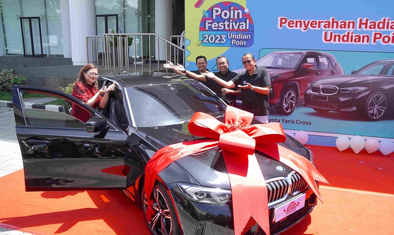 20 Tahun Jadi Pelanggan Setia Telkomsel, Ibu Rumah  Tangga Ini  Boyong BMW  Mewah Undian Poin Festival 2023
