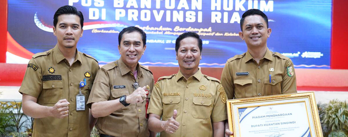 Pemkab Kuansing Terima Penghargaan dari Menteri Hukum RI
