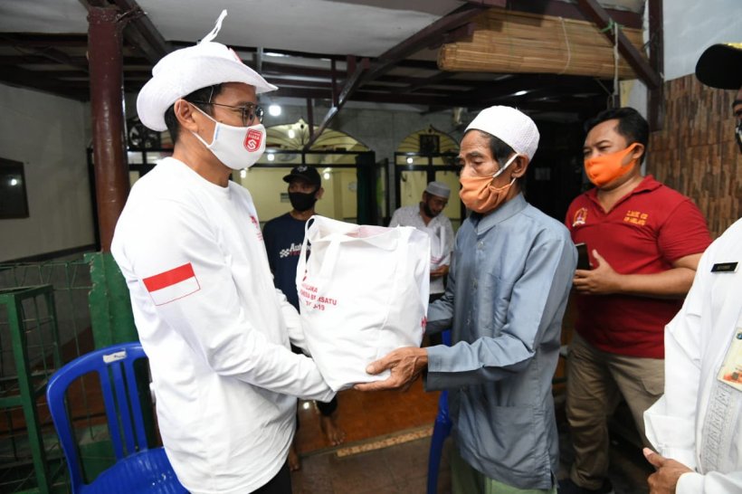 Terima Bantuan Sembako dari Sandiaga, Emak-emak: Kalau Bisa Uangnya Dong, Jangan Berasnya Aja
