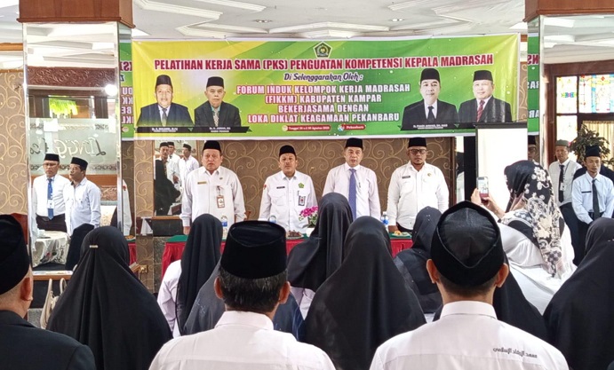 Kakanwil Kemenag Riau Buka Pelatihan Penguatan Kompetensi Kepala Madrasah se-Kampar