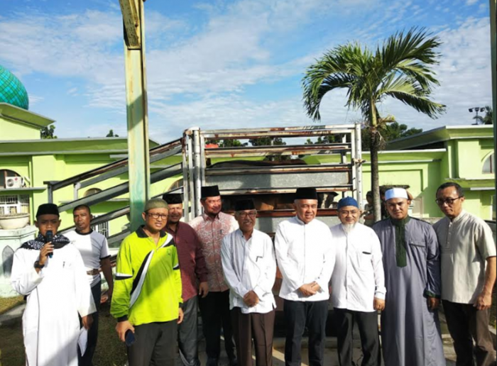 Disaksikan Gubri, Plt Karo Kesra Langsung Potong Sapi Kurban Bantuan Jokowi