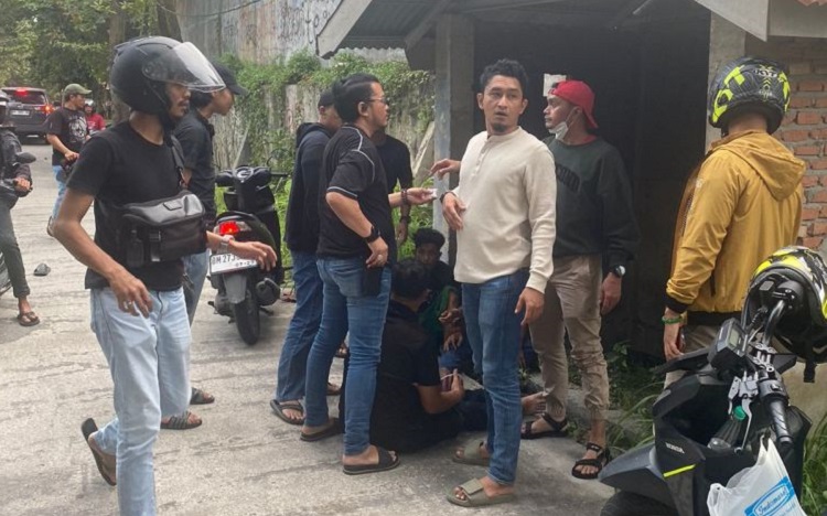 Pengedar Narkoba Dibekuk Setelah Lompat Dari Lantai 2 Rumahnya