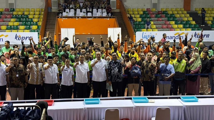 Bank Mandiri Berbagi Kebaikan, Serahkan  Sembako untuk 2.800 Ojol dan Petugas Kebersihan di Pekanbaru