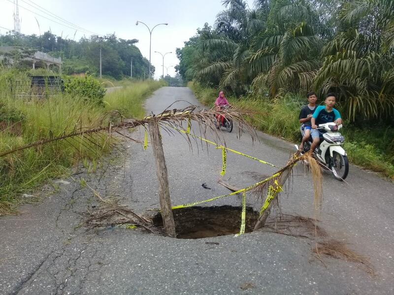 AWAS! Jalan Berlobang di Banjar Xll Sangat Membahayakan Penguna Jalan