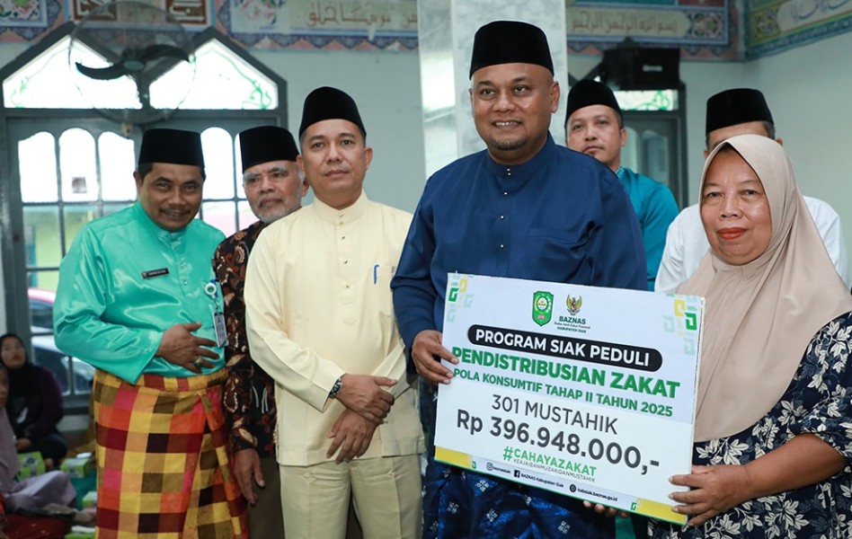 Wabup Siak dan Baznas Salurkan Zakat di Masjid Nurul Huda Kampung Seminai