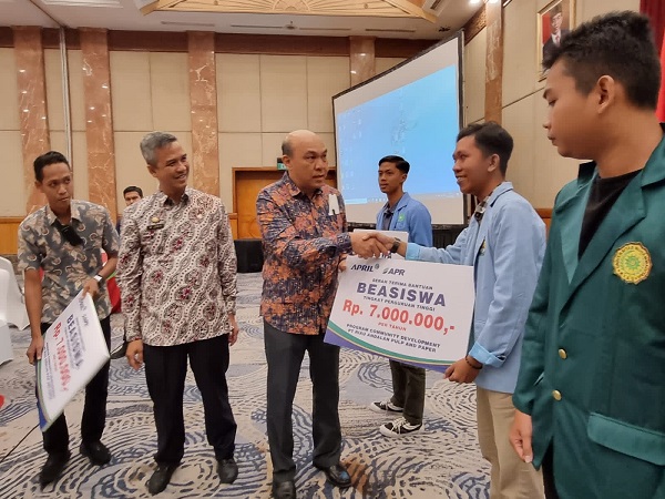 SEMANGAT! Ratusan Mahasiswa di Riau  Terima Beasiswa dari RAPP