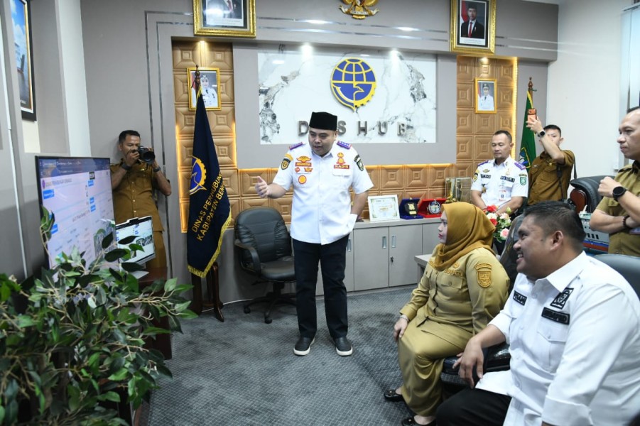 Bupati Kasmarni Pantau Langsung Inovasi Dishub dan Kunjungi Armada Baru