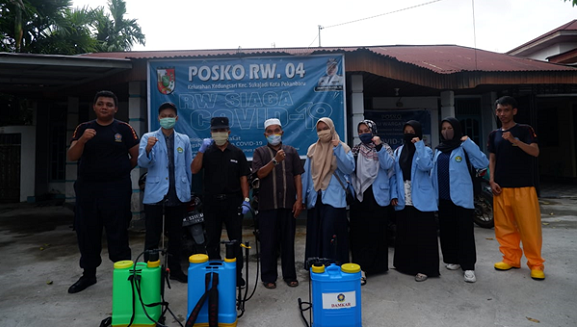 Kukerta Relawan Covid-19 Universitas Riau Lakukan Penyemprotan Desinfektan di Kedung Sari