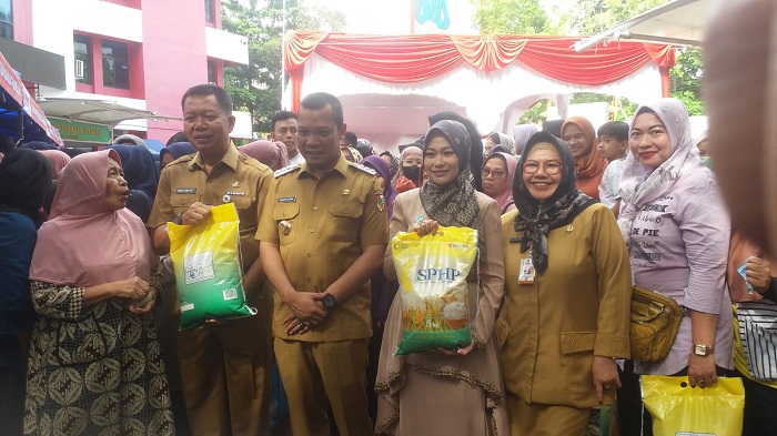 PEMBELI MEMBELUDAK! Ribuan Warga Serbu Gerakan Pangan Murah Disketapang Pekanbaru-Bapanas
