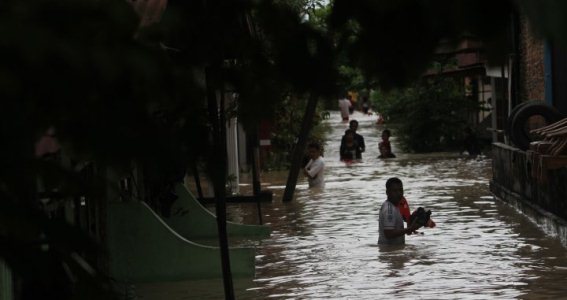 Diguyur Hujan 3 Jam, Banjir Jalan Yos Sudarso Setinggi Pinggang Orang Dewasa