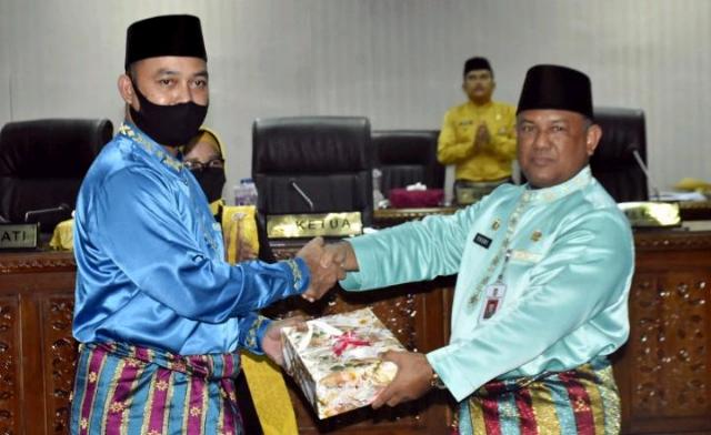 Sekda Kampar Serahkan Materi KUPA-PPAS kepada Ketua DPRD Kampar