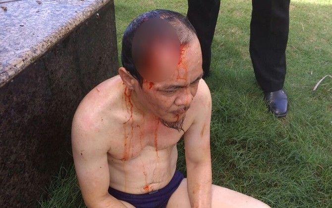 Nekat 'Kencingi' Sajadah Masjid Kubah Emas, Pria Ini Babak Belur Dihajar Jamaah