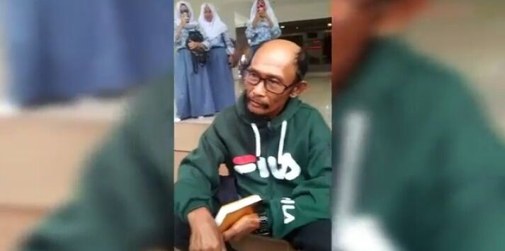 Nekat Duduki Alquran, Pria Ngaku 'Tuhan' Ini Sudah Diamankan Polisi, Namanya Abud