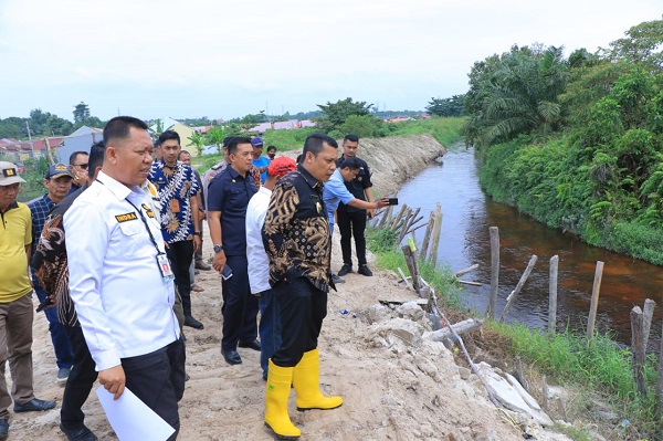 Muflihun Minta Pemilik Ruko Tak Usir Petugas Yang Membersihkan Parit